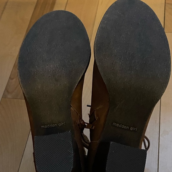 Madden Girl 2 3/4” heeled tie up booties. Size 7 - Picture 6 of 7